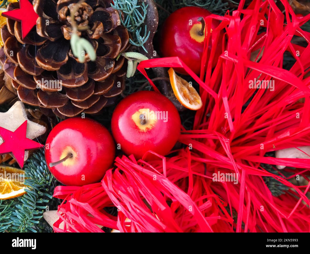 Sistemazione avvento con decorazione a base di noci di mele natura Foto Stock