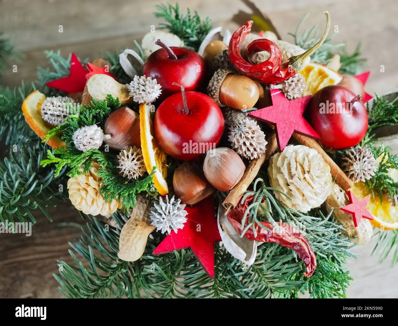 Sistemazione avvento con decorazione a base di noci di mele natura Foto Stock