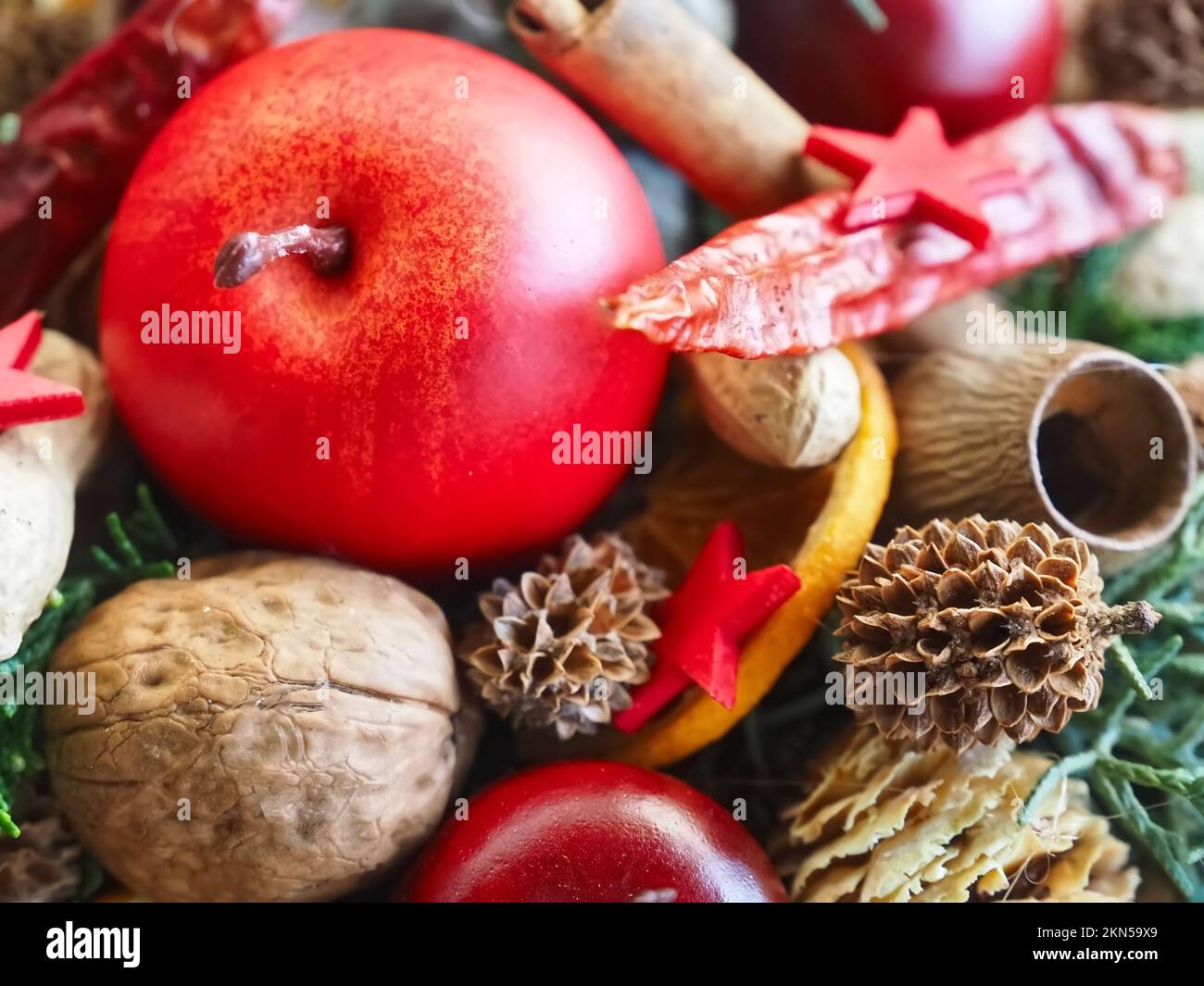 Sistemazione avvento con decorazione a base di noci di mele natura Foto Stock