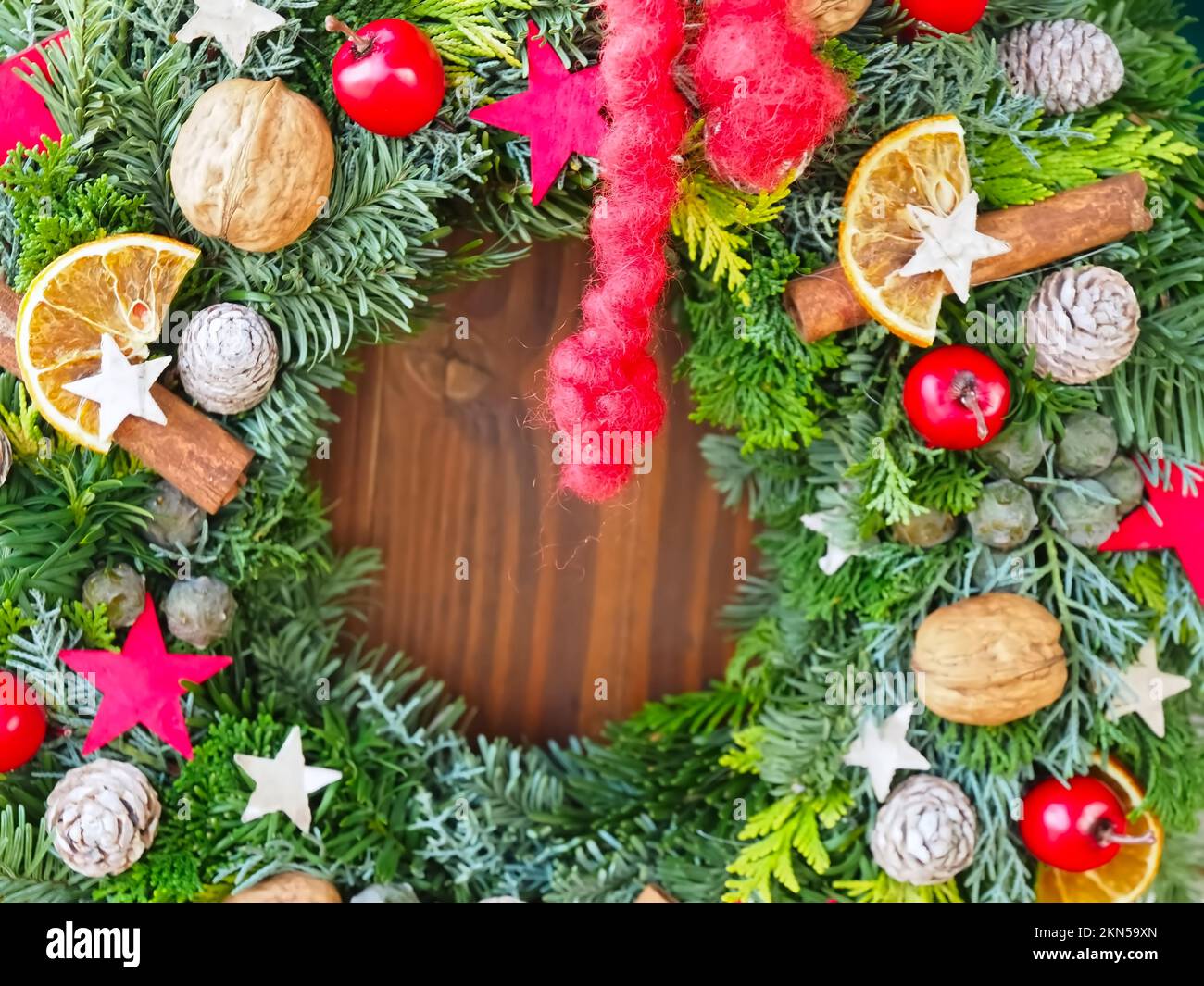 Sistemazione avvento con decorazione a base di noci di mele natura Foto Stock