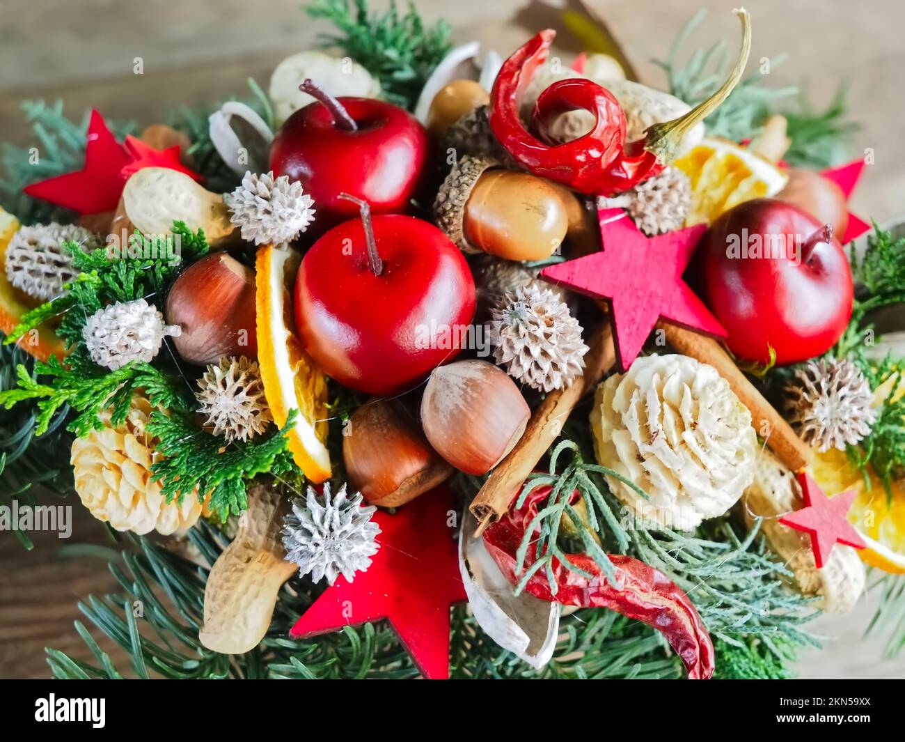 Sistemazione avvento con decorazione a base di noci di mele natura Foto Stock