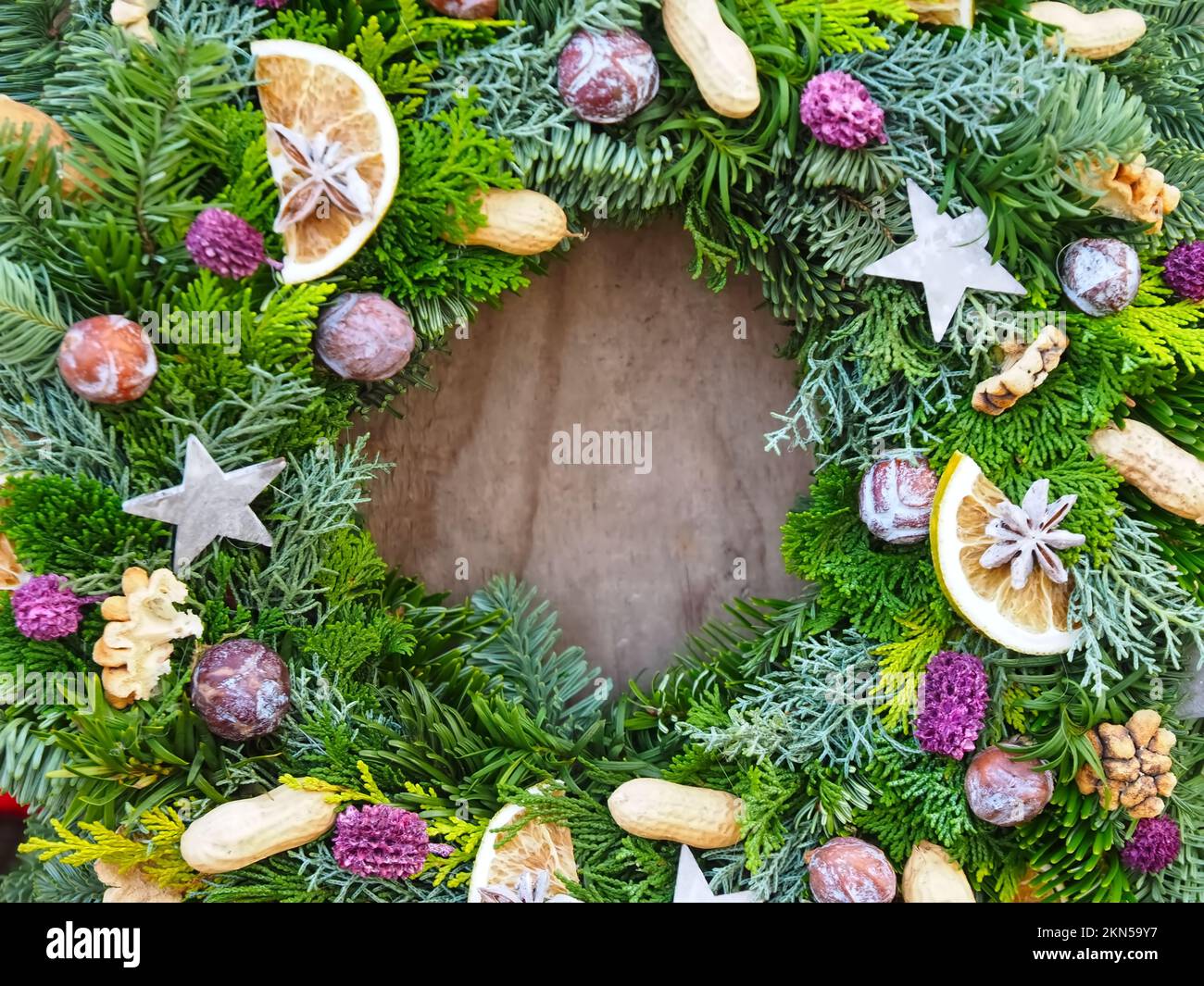 Sistemazione avvento con decorazione a base di noci di mele natura Foto Stock