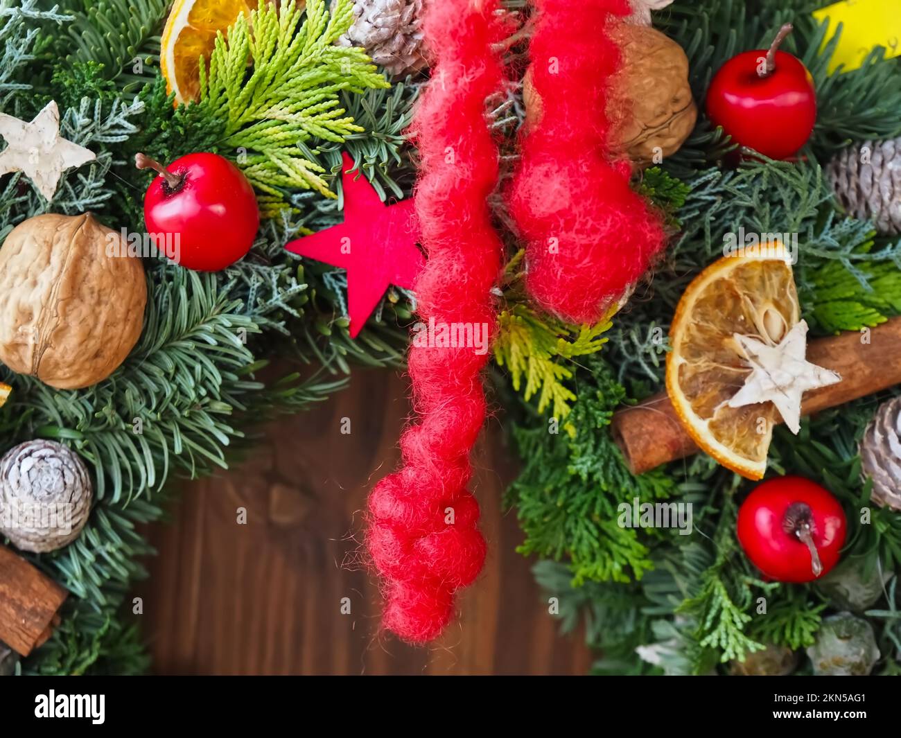 Sistemazione avvento con decorazione a base di noci di mele natura Foto Stock