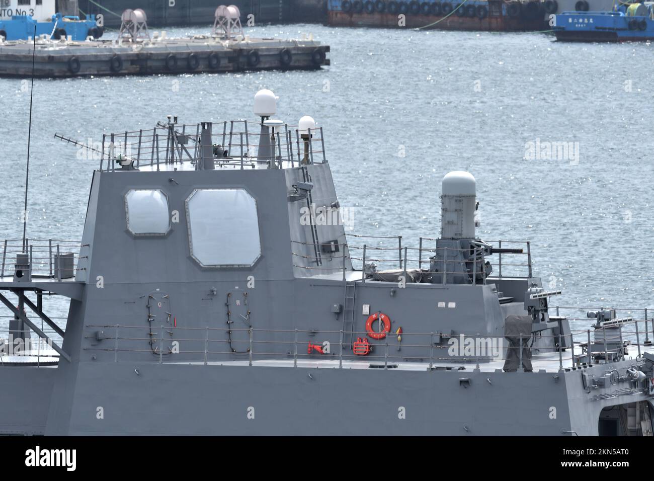 Prefettura di Kanagawa, Giappone - 30 maggio 2021: Japan Maritime Self-Defense Force FCS-3A AESA radar e Phalanx CIWS su JS Teruzuki (DD-116). Foto Stock