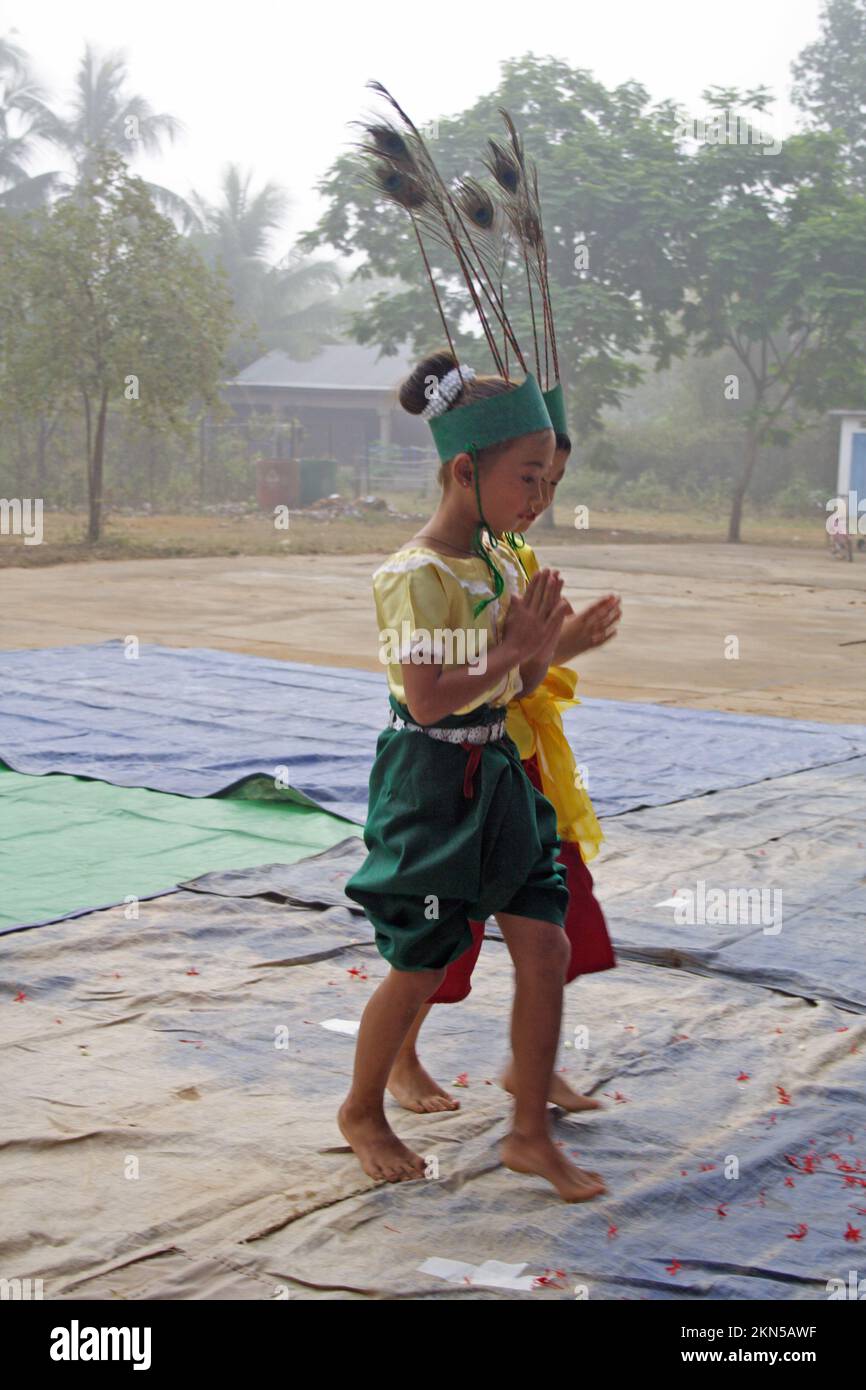 I bambini che fanno la danza piuma di pavone, VAT Luong, Provincia di Pursat, Cambogia. Mattina Misty. Foto Stock