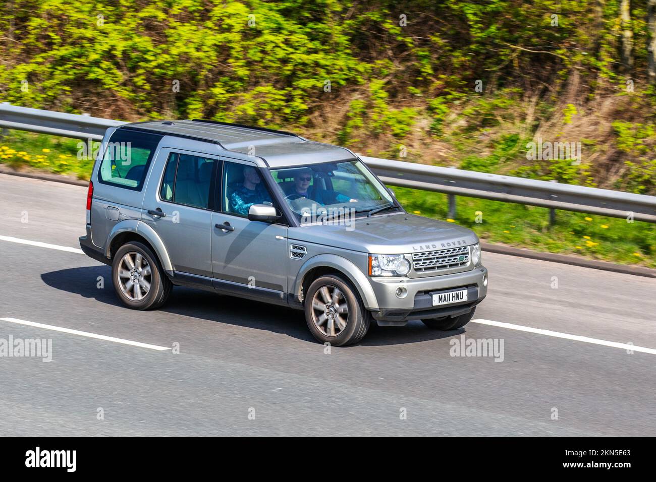 2011 Gold LAND ROVER DISCOVERY TDV6 HSE 2993 cc manuale a 6 marce; viaggiando sull'autostrada M6, Regno Unito Foto Stock