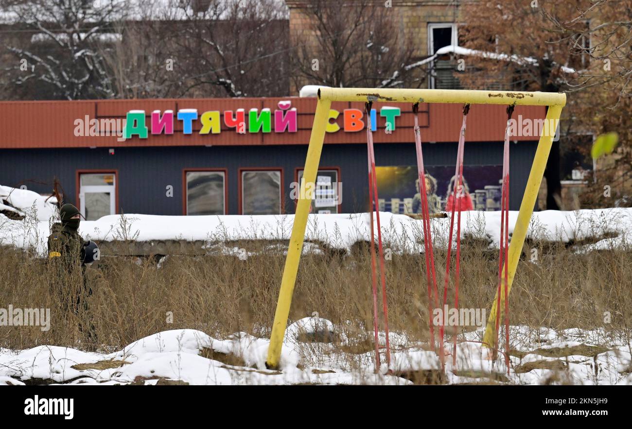 L'immagine mostra un parco giochi abbandonato di fronte agli edifici distrutti, durante una visita a Borodianka nell'Oblast di Kiev (provincia), il secondo giorno di una visita in Ucraina, domenica 27 novembre 2022. La maggior parte degli edifici di Borodianka, una piccola città su un'importante strada di accesso a Kyiv, sono stati distrutti dai bombardamenti russi nei primi mesi dell'invasione russa. Il primo ministro De Croo e il ministro degli Esteri Lahbib sono arrivati sabato nella capitale Ucraina Kiev per una visita senza preavviso. Nove mesi fa, la Russia ha invaso il paese confinante. Il Belgio fornirà Foto Stock