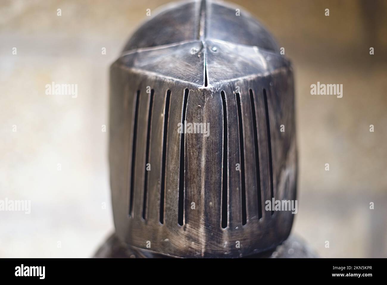 Un primo piano di un casco d'argento vintage per la guerra Foto Stock