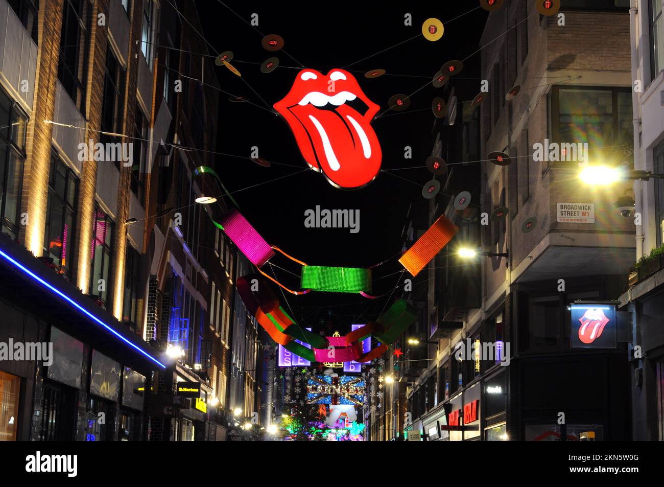 2022 Carnaby Street Christmas installation ‘Carnaby festeggia’ accanto al RS n. 9 Carnaby store, Soho, Londra, Regno Unito. Foto Stock