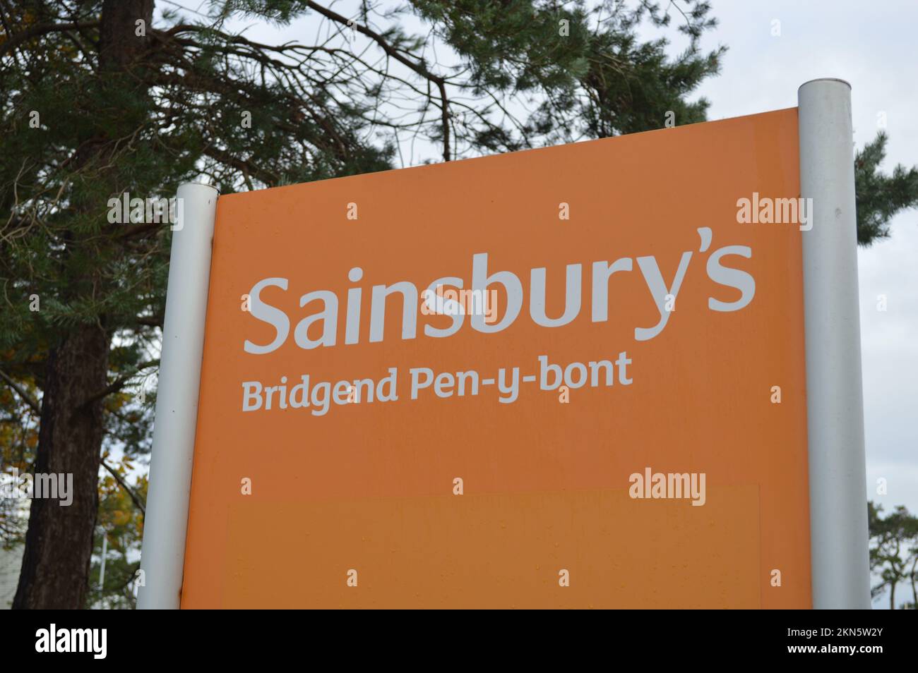 20th novembre 2022, Bridgend, Galles, Regno Unito. Cartello del supermercato Sainsbury's. Foto Stock