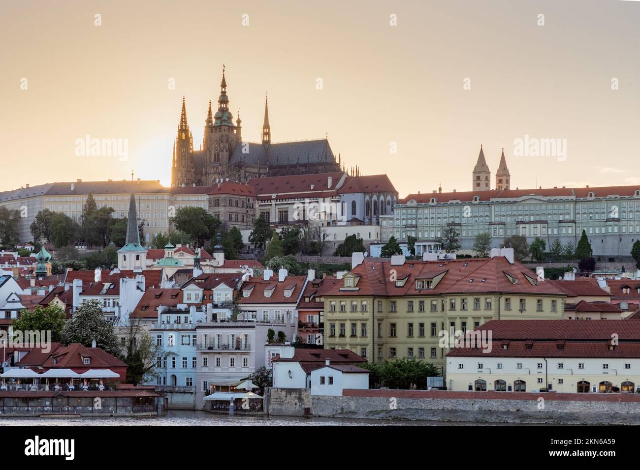 Un paesaggio urbano e una bella architettura di Praga che mostra il Palazzo Lobkowicz contro un sole splendente Foto Stock