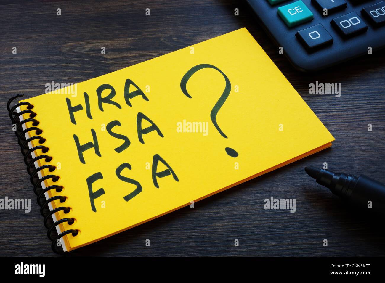 Blocco note con note HRA, HSA, FSA e punto interrogativo. Foto Stock