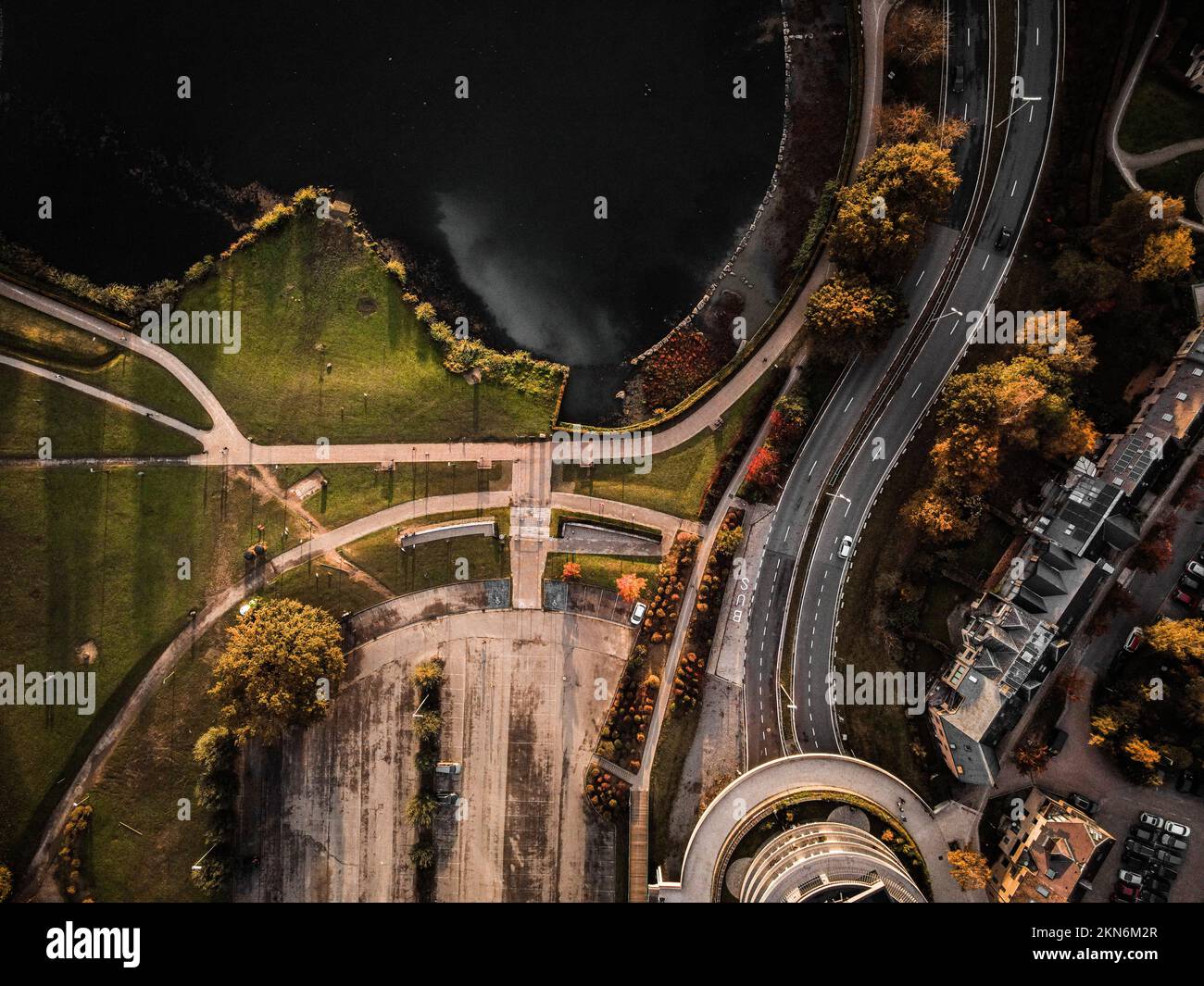 Una vista aerea delle strade asfaltate e dei terreni erbosi a Bruxelles, Louvain la neuve, Belgio Foto Stock