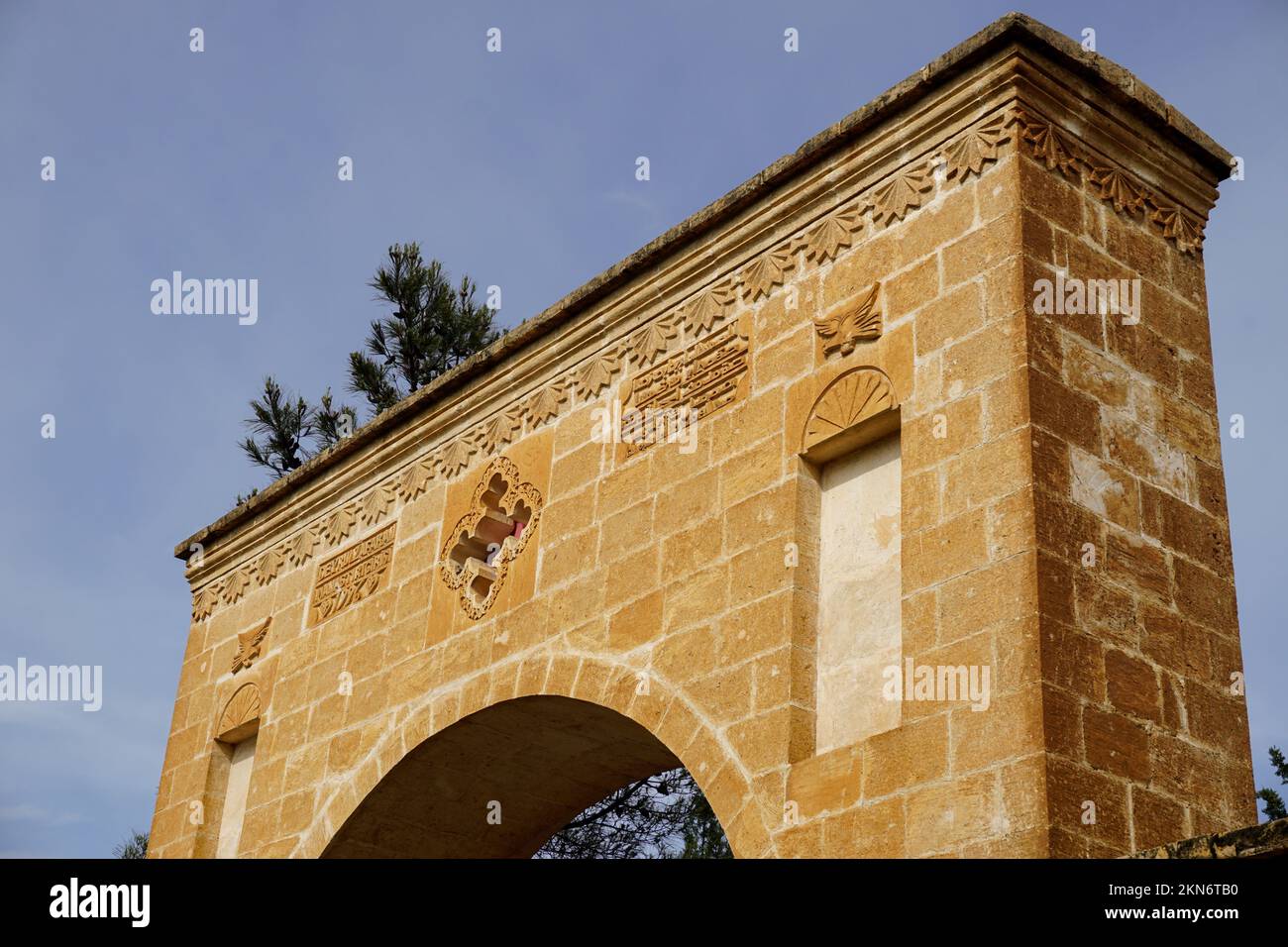 Un primo piano ad alto angolo di un arco di una porta al Monastero di Mor Hananyo ad Artuklu, Mardin Foto Stock