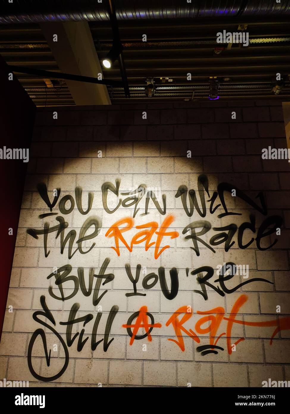 'Si può vincere la gara di ratto ma sei ancora un ratto'.... - Ausstellung Banksy in Mülheim-Ruhr Foto Stock