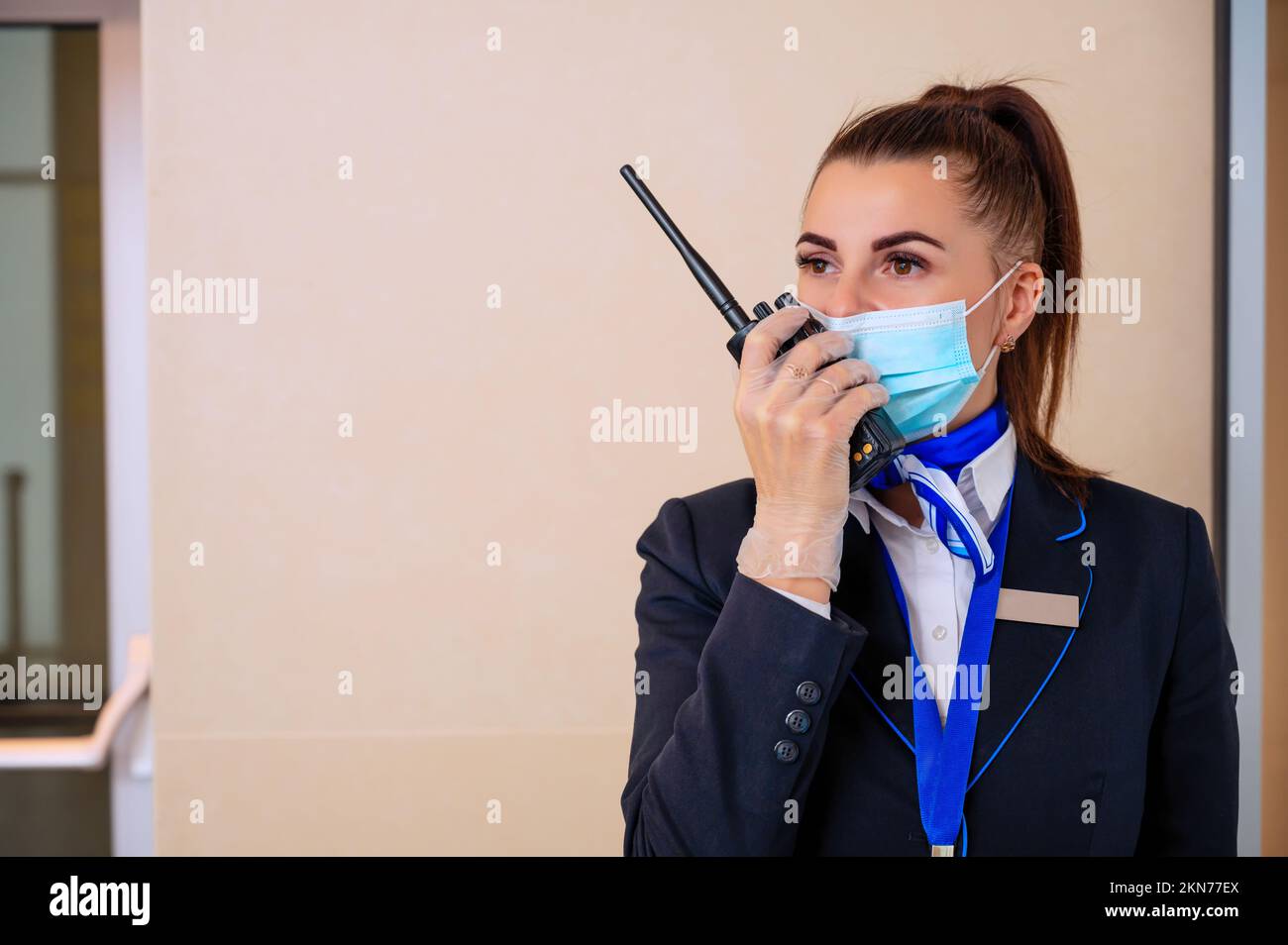 Il personale di terra dell'aeroporto prende al walkie-talkie radio set Foto Stock