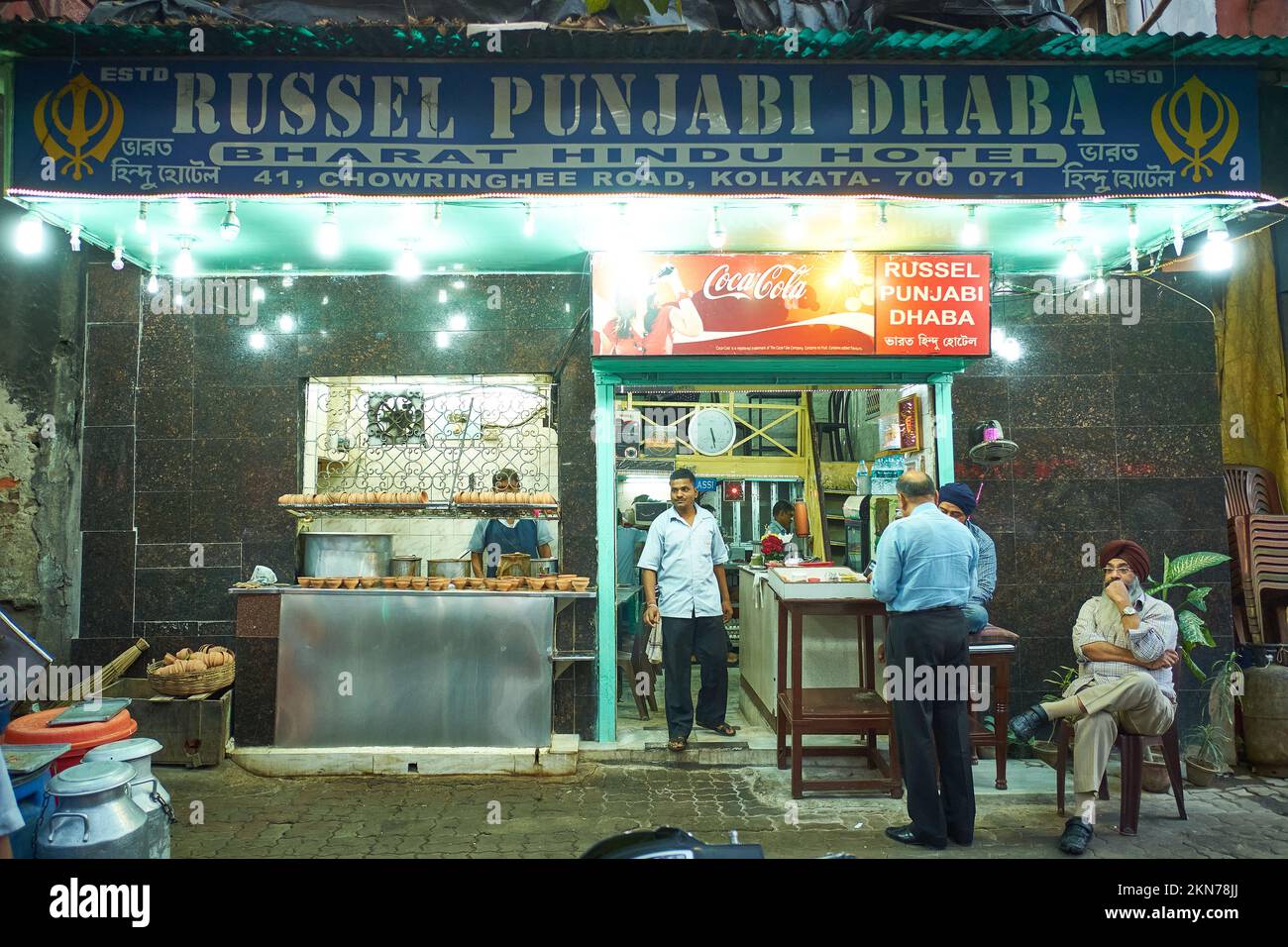 L'iconica Russel Street Dhaba di Kolkata serve chai (tè) e molti altri piatti quasi 24 ore su 24. Foto Stock