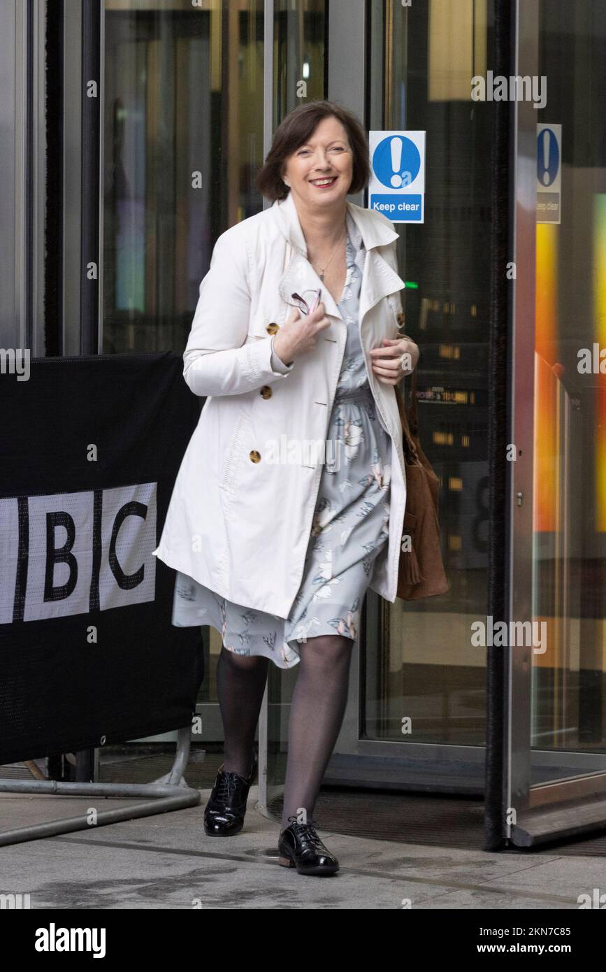 IL Segretario DI TUC Gen Frances o'Grady lascia la BBC Broadcasting House a Londra, dopo essere comparso nel programma di attualità della BBC One, domenica con Laura Kuenssberg. Data immagine: Domenica 27 novembre 2022. Foto Stock