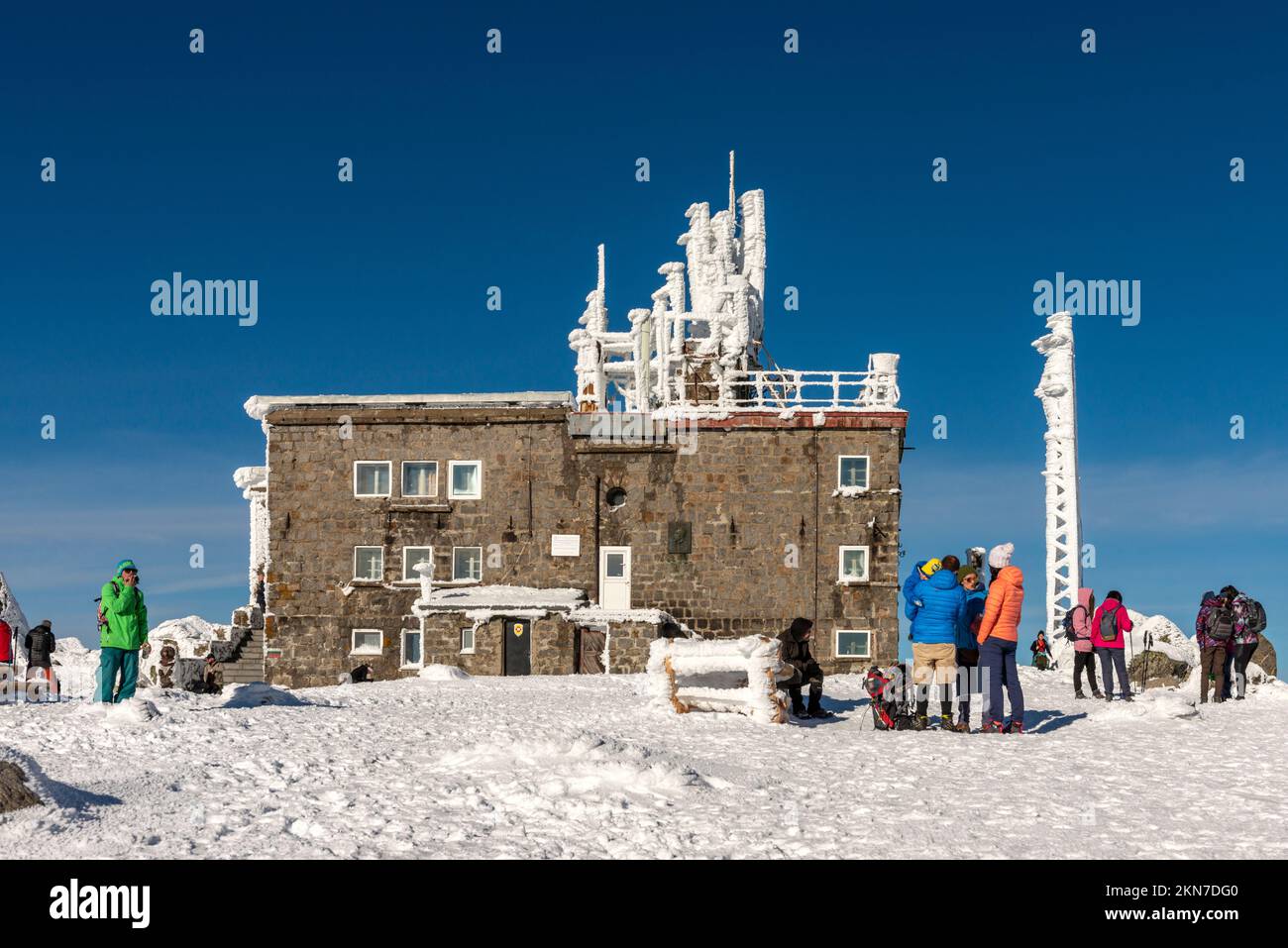 Persone che si godono neve inverno in una giornata di sole al rifugio Black Peak alle 2290m:00 nel Monte Vitosha vicino a Sofia, Bulgaria, Europa orientale, UE Foto Stock