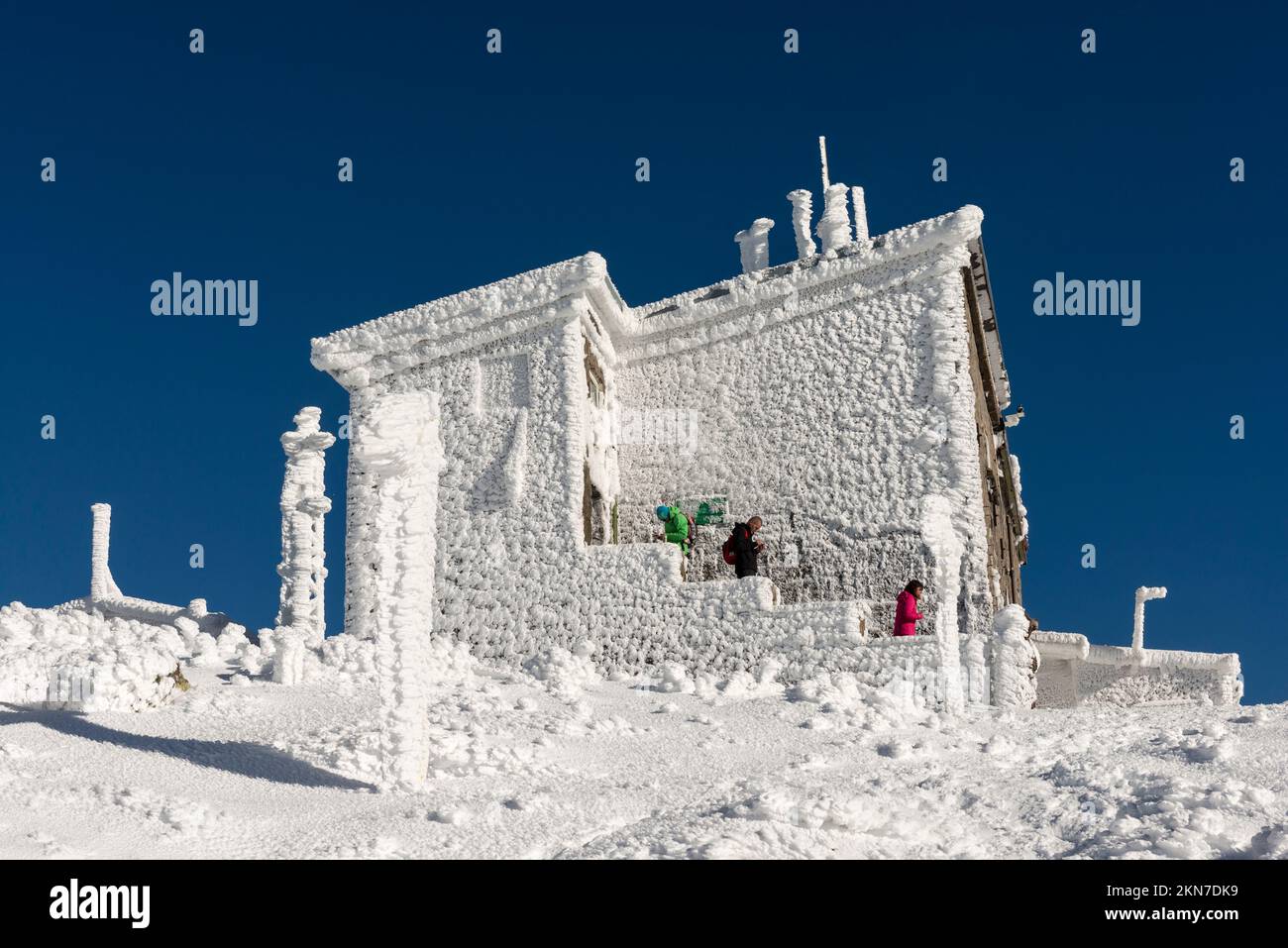 Prima neve al rifugio Black Peak a 2290 m contro il cielo blu, Monte Vitosha vicino a Sofia, Bulgaria, Europa orientale, Balcani, UE Foto Stock