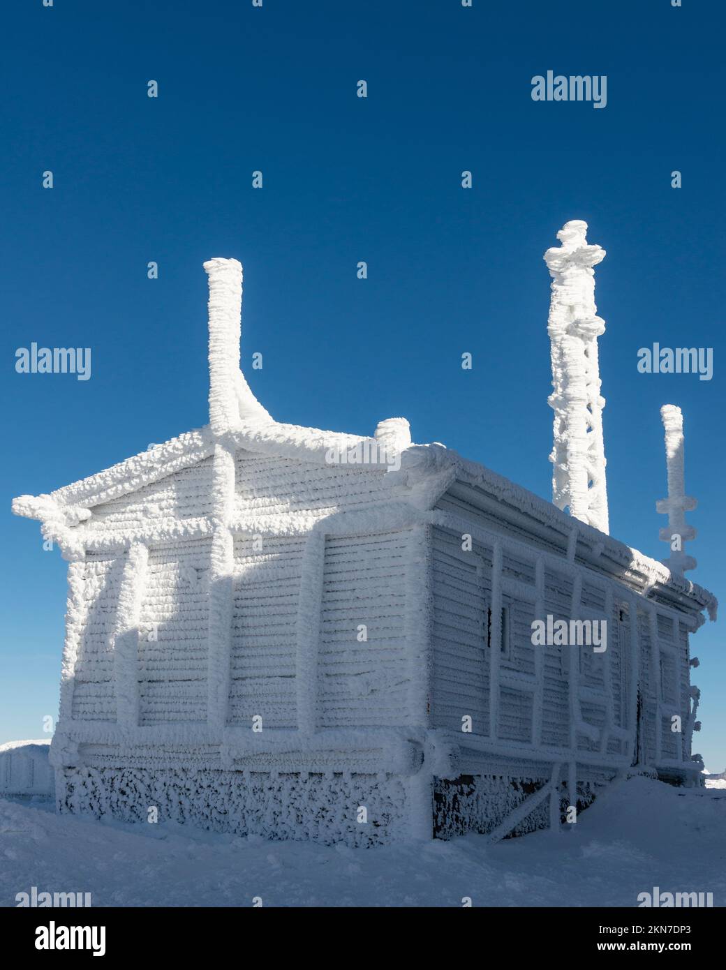 Capanna ricoperta di ghiaccio e neve al Black Peak a 2290 m contro il cielo azzurro, monte Vitosha vicino a Sofia, Bulgaria, Europa orientale, Balcani, UE Foto Stock