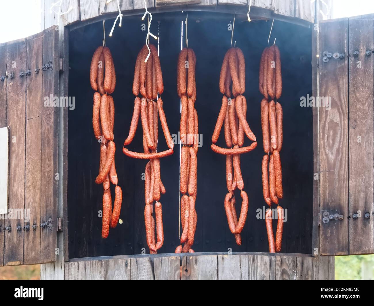 affumicatura di salsicce in una sala fumatori Foto Stock