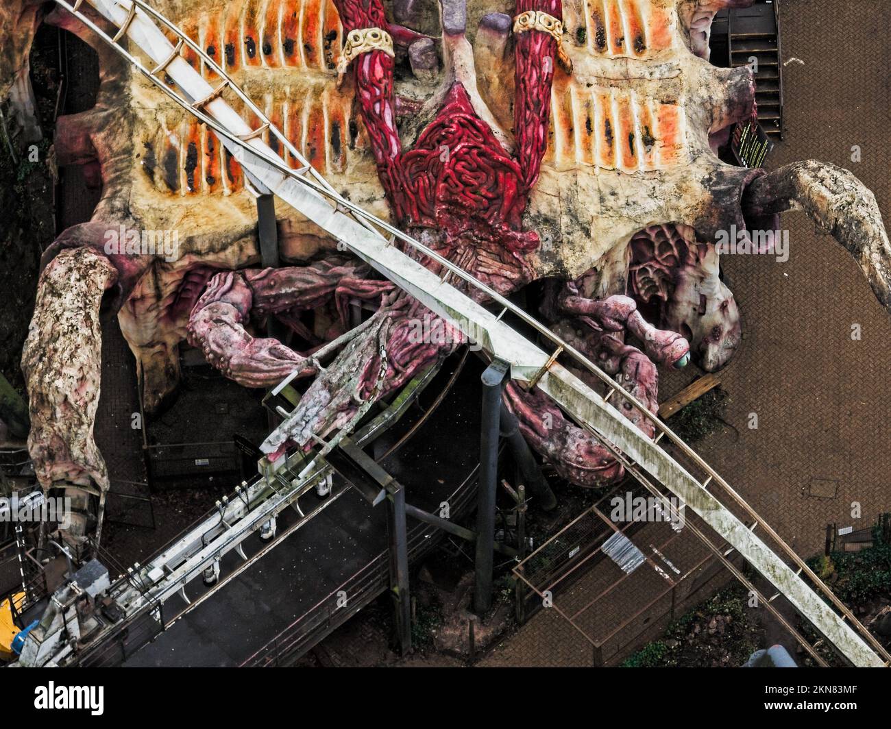 Drone aereo da The Air riprese di Nemesis Rollercoaster a Alton Towers in fase di rimozione 2022 , l'ultima sezione di traccia può essere visto rimosso Foto Stock