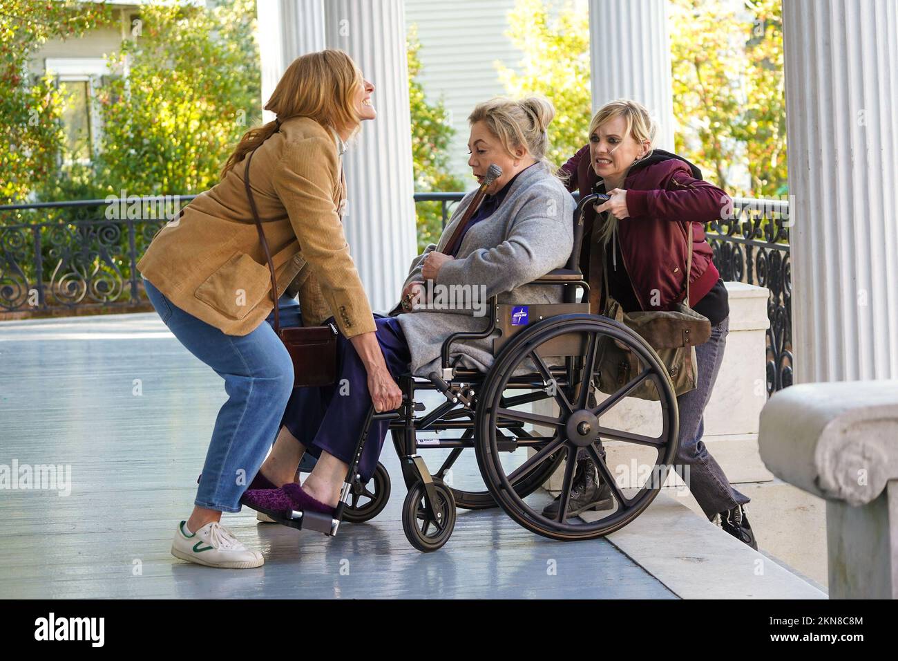 KATHLEEN TURNER, toni COLLETTE e ANNA FARIS nella TENUTA (2022), diretto da DEAN CRAIG. Credito: FILM FIRMATI / Album Foto Stock