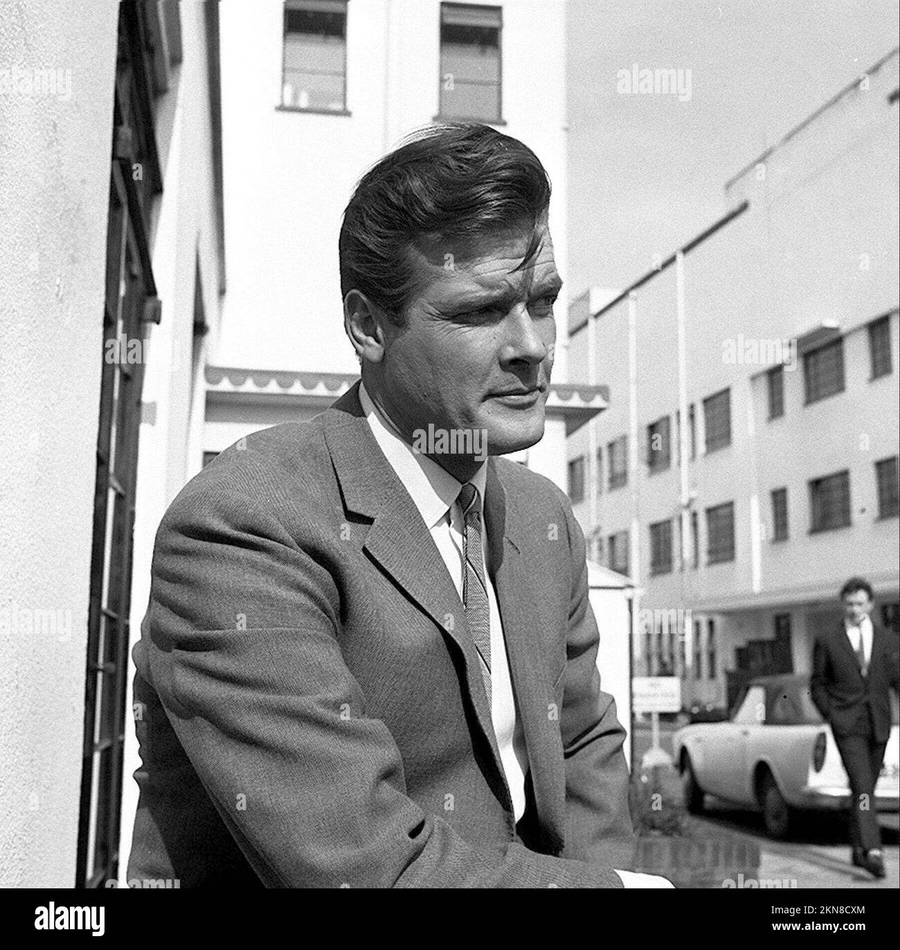 ROGER MOORE in THE SAINT (1962), diretto da ROY WARD BAKER e LESLIE NORMAN. CREDIT: ITC/BARMORE/NEW WORLD PROD. / Album Foto Stock