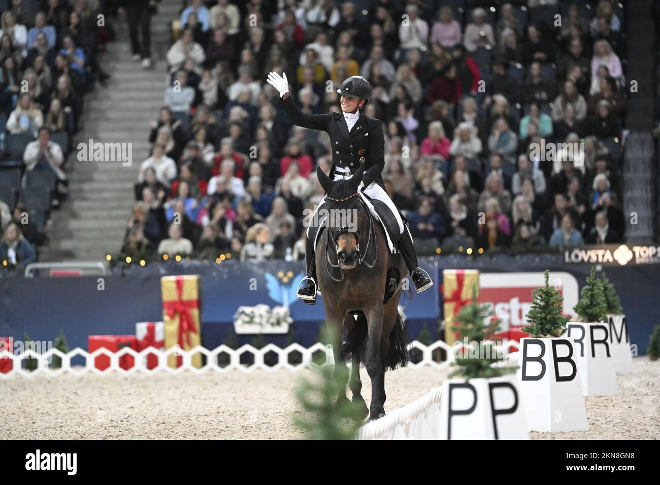 STOCCOLMA 20221127 la tedesca Jessica von Bredow-Werndl sul cavallo TSF Dalera BB durante il FEI Grand Prix kür nella competizione Lövsta Top 10 Dress Foto Stock