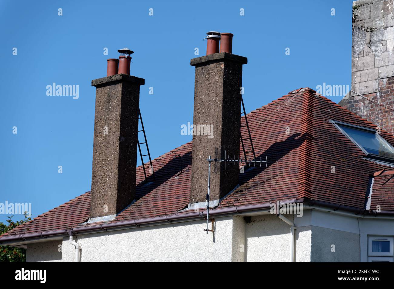 Pentole camino sul tetto della vecchia casa vittoriana Foto Stock