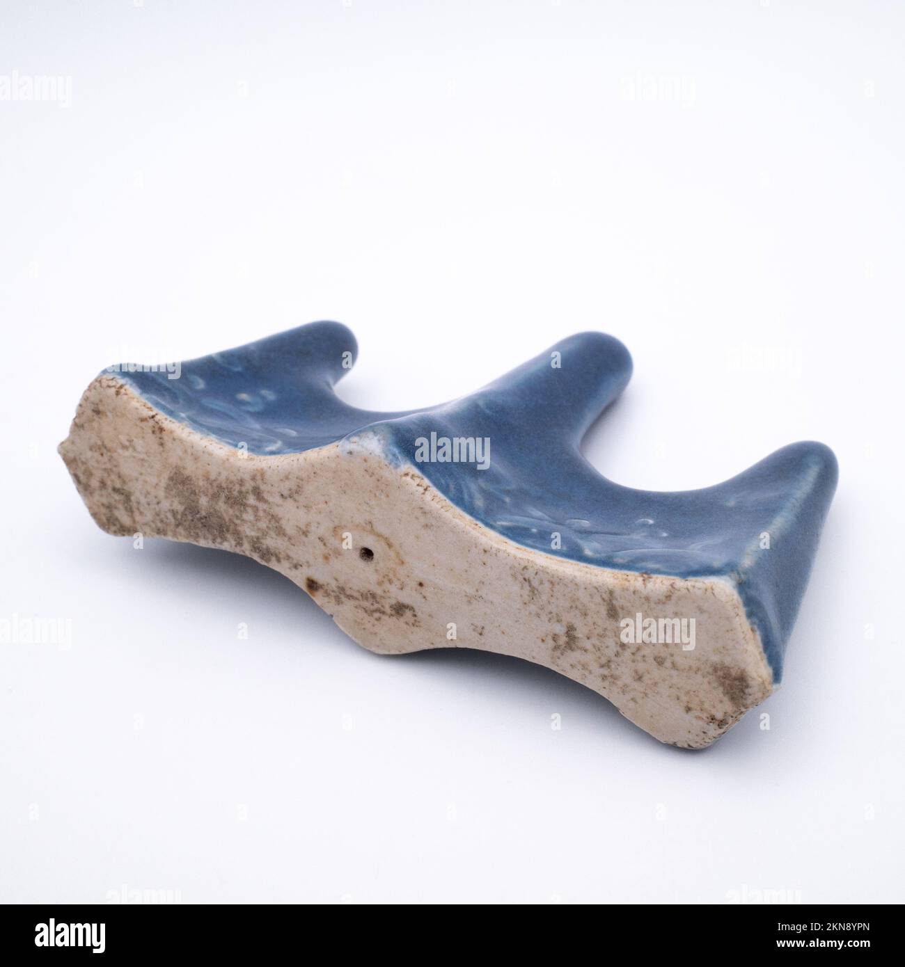 Elegante spazzola in porcellana a forma di montagna smaltata blu cinese. Dinastia Qing Foto Stock