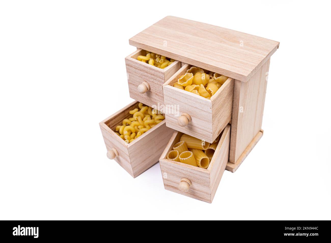 Diversi tipi di pasta italiana cruda in scatola di legno, pasta integrale, pasta, spaghetti, tagliatelle, tagliatelle. Vista dall'alto, isolata su bianco Foto Stock