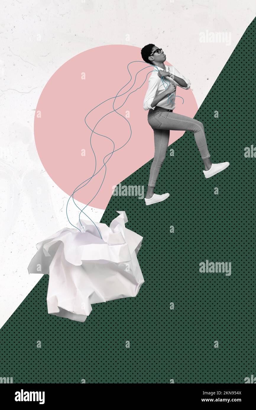 Collage foto di giovane persona divertente indossare abiti da ufficio casual trascinare carta spazzatura su collina problema decisione isolato su sfondo dipinto Foto Stock