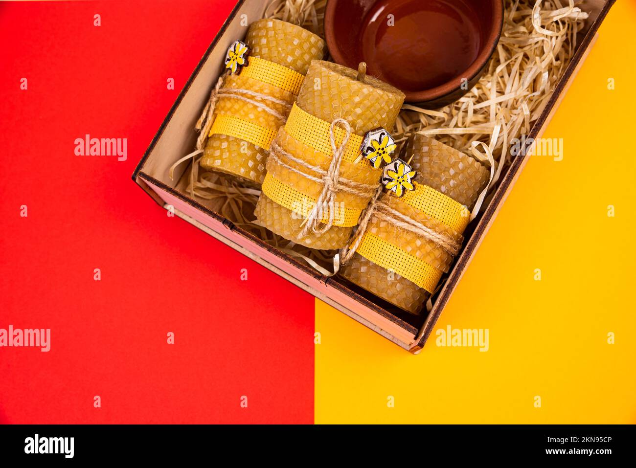 Originale candela di cera di soia naturale fatta a mano in un cocco. Candela  in una conchiglia di cocco. Candela all'aroma del centro benessere. Primo  piano Foto stock - Alamy