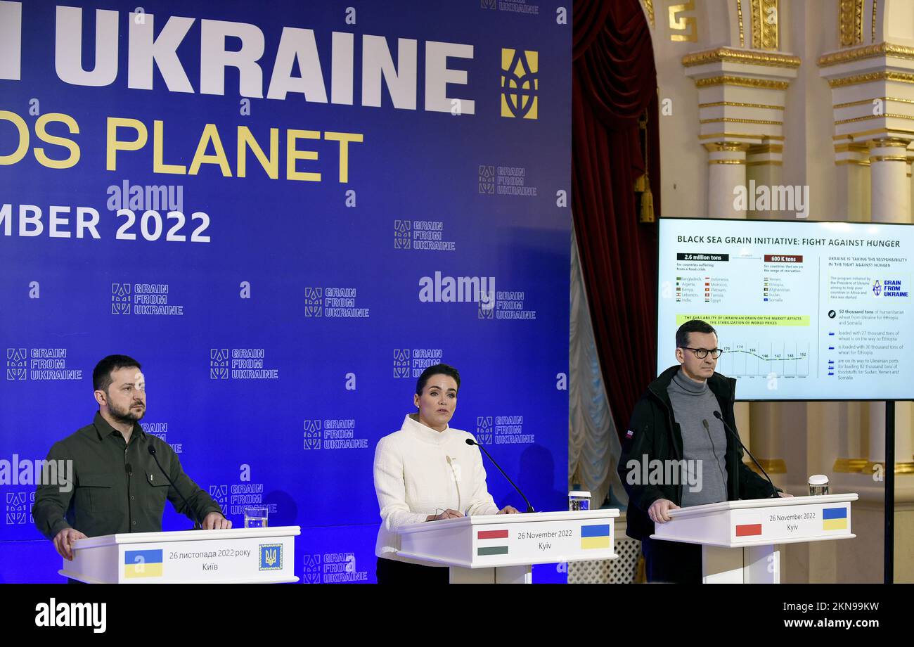 Non esclusiva: KIEV, UCRAINA - 26 NOVEMBRE 2022 - Presidente dell'Ucraina Volodymyr Zelenskyy, Presidente dell'Ungheria Katalin Novak e primo Ministro di Foto Stock