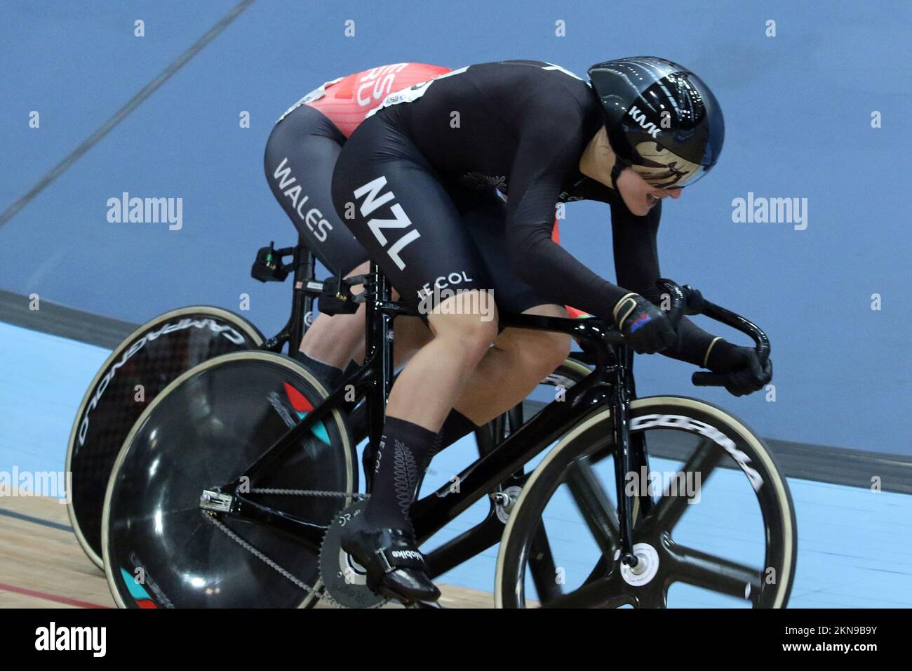 Ellesse ANDREWS della Nuova Zelanda vincendo l'oro nel Keirin delle donne - Ciclismo finale ai giochi del Commonwealth 2022 nel Velodrome, il Parco Olimpico della Regina Elisabetta, Londra. Foto Stock