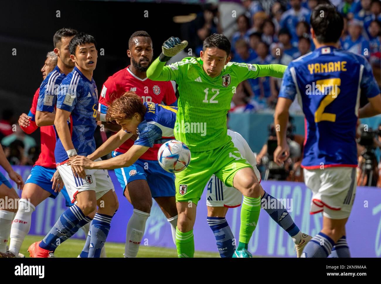 AL-RAYYAN, AR - 27.11.2022: GIAPPONE vs COSTA RICA - Partito Giapponese vs Costa Rica, partita corrispondente al gruppo e, valida per la prima tappa di gruppo della Coppa del mondo FIFA 2022, tenutasi allo stadio Ahmad Bin Ali, Qatar (Foto: Juan Antonio Sánchez/Fotoarena) Foto Stock