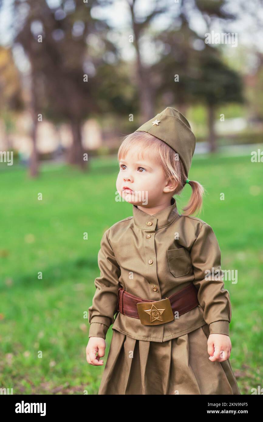 Adorabile bambina in uniforme militare sovietica Foto Stock