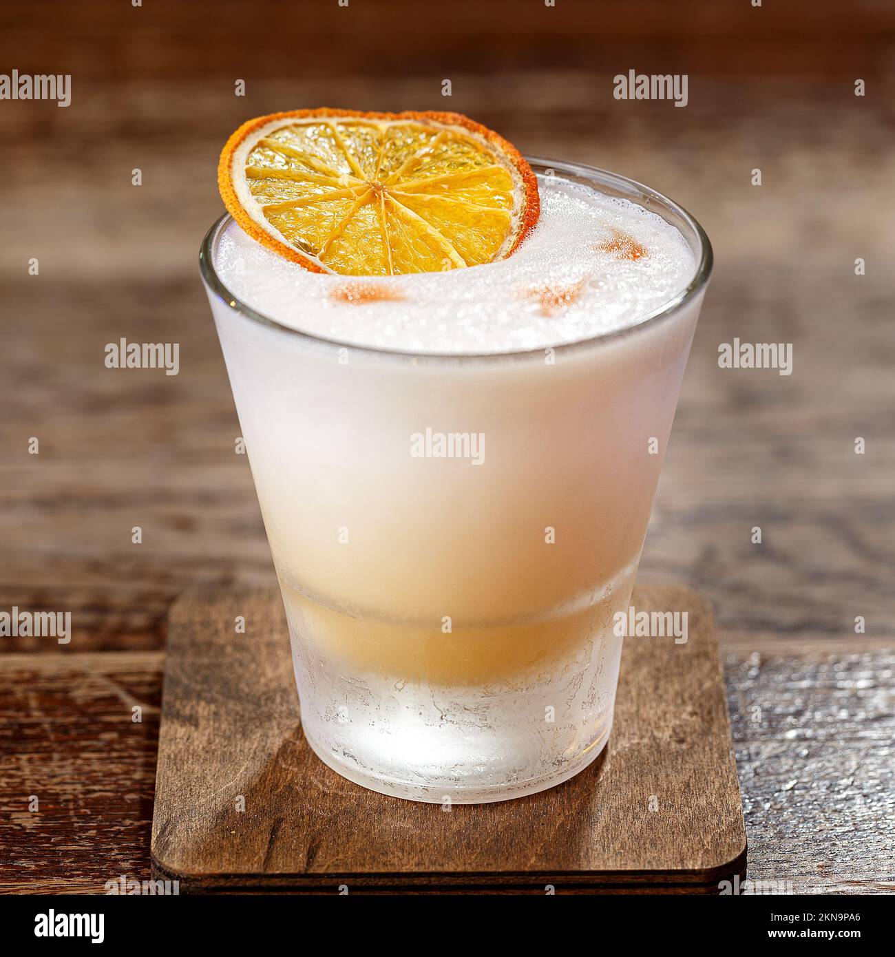 Ricetta acera di whiskey - un cocktail a base di bourbon, con sciroppo di  canna e succo di limone. Il drink è al bar Foto stock - Alamy