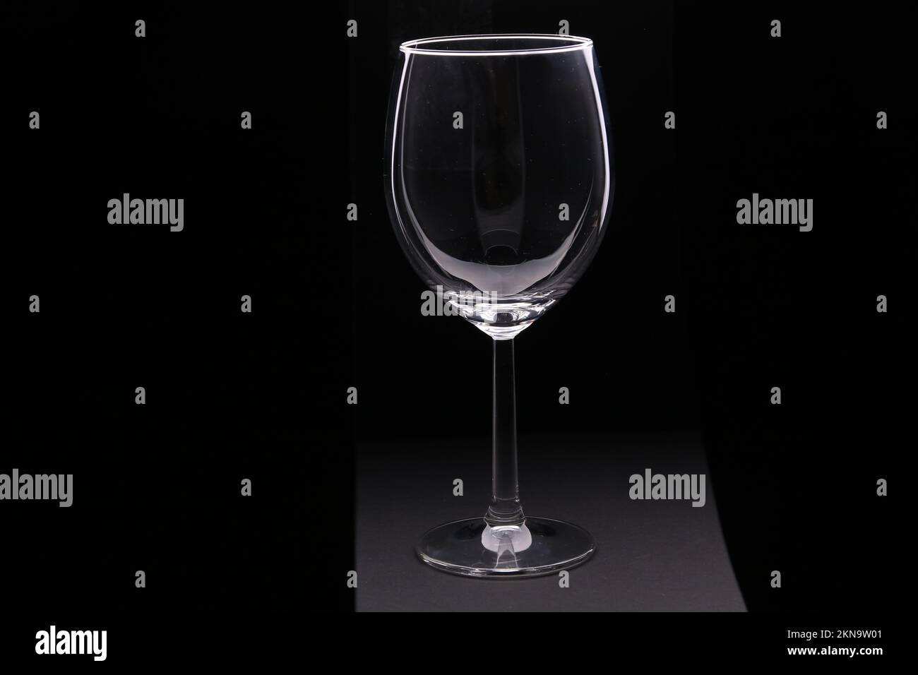foto di un bicchiere da vino vuoto su sfondo nero Foto Stock