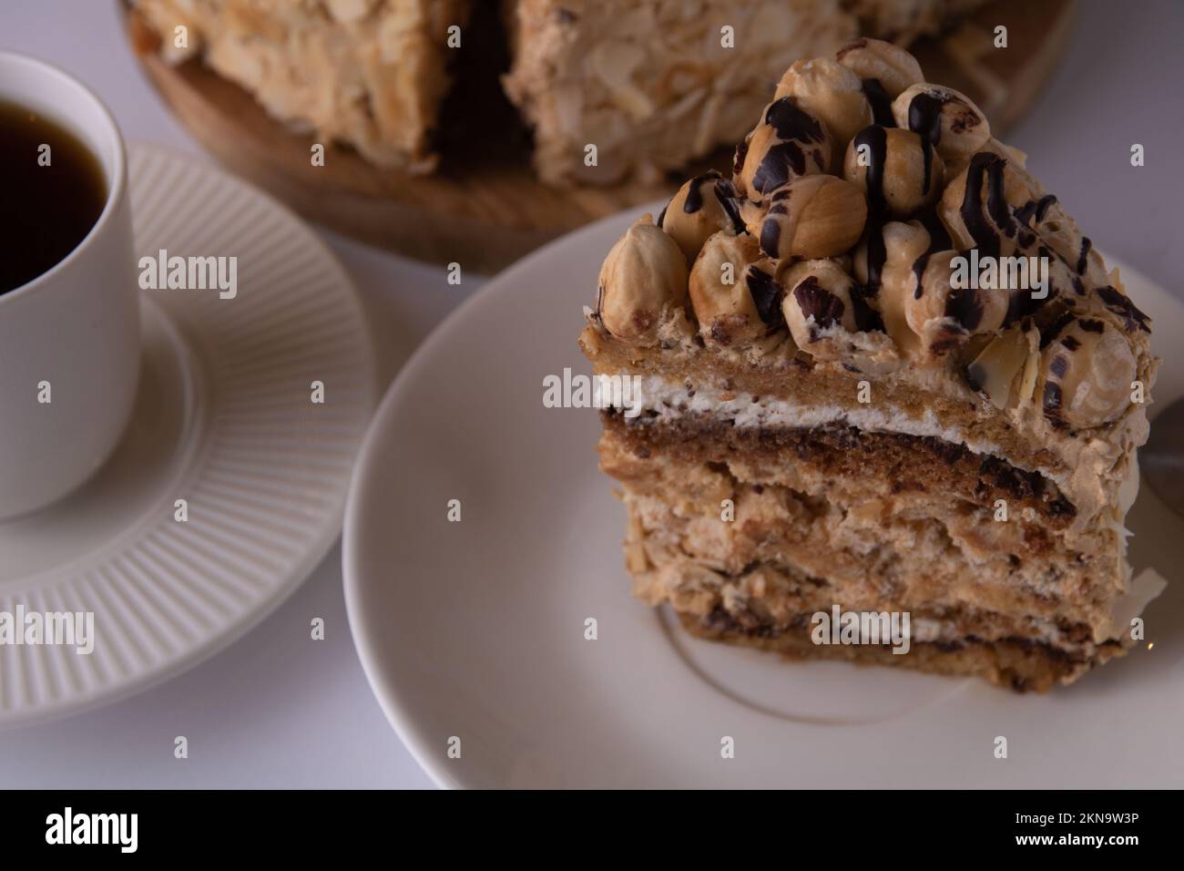 foto di un pezzo di torta tagliato e di una tazza di caffè Foto Stock