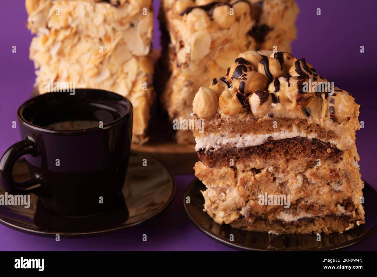 foto di un pezzo tagliato di noce e di una tazza di caffè sul retro della torta Foto Stock