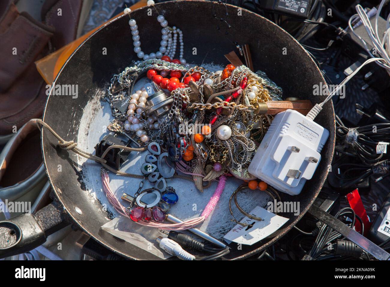 Doha, Qatar-dicembre 18,2019: Mercato dei beni di seconda mano nella parte vecchia della città dove vivono lavoratori stranieri a basso reddito. Foto Stock