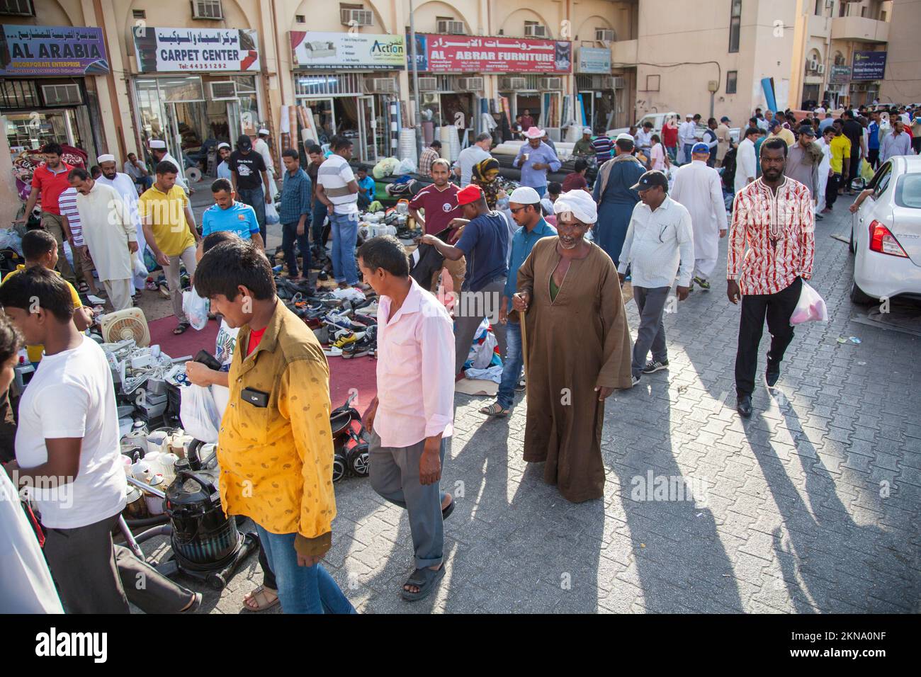 Doha, Qatar-dicembre 18,2019: Mercato dei beni di seconda mano nella parte vecchia della città dove vivono lavoratori stranieri a basso reddito. Foto Stock