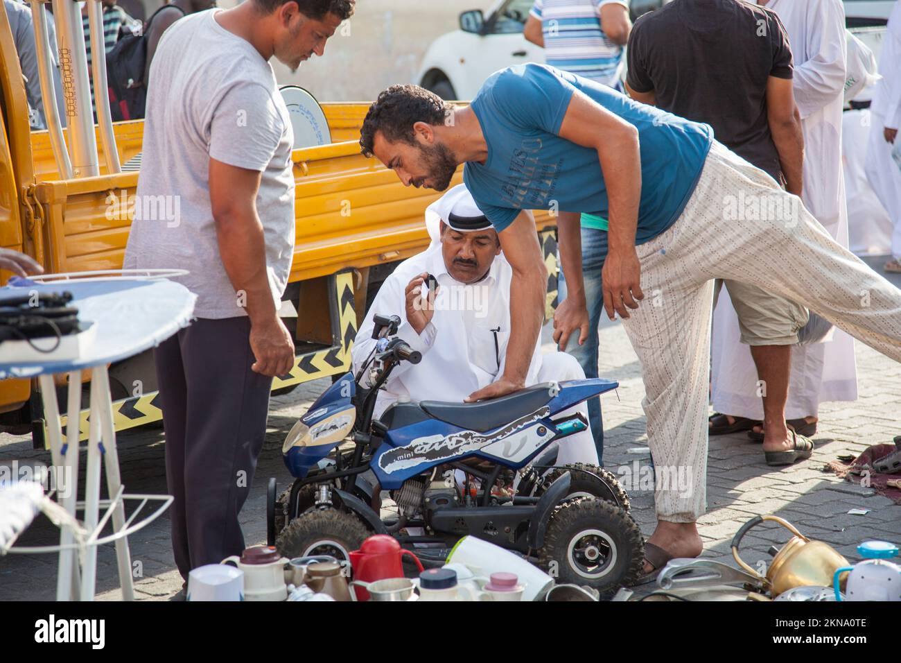 Doha, Qatar-dicembre 18,2019: Mercato dei beni di seconda mano nella parte vecchia della città dove vivono lavoratori stranieri a basso reddito. Foto Stock