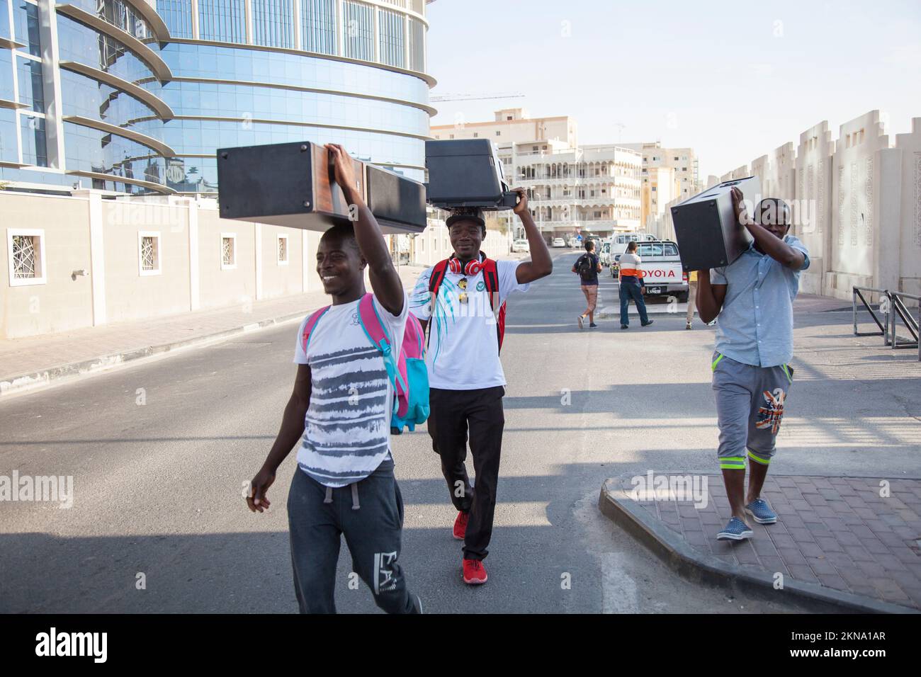 Doha, Qatar-dicembre 18,2019: Mercato dei beni di seconda mano nella parte vecchia della città dove vivono lavoratori stranieri a basso reddito. Foto Stock