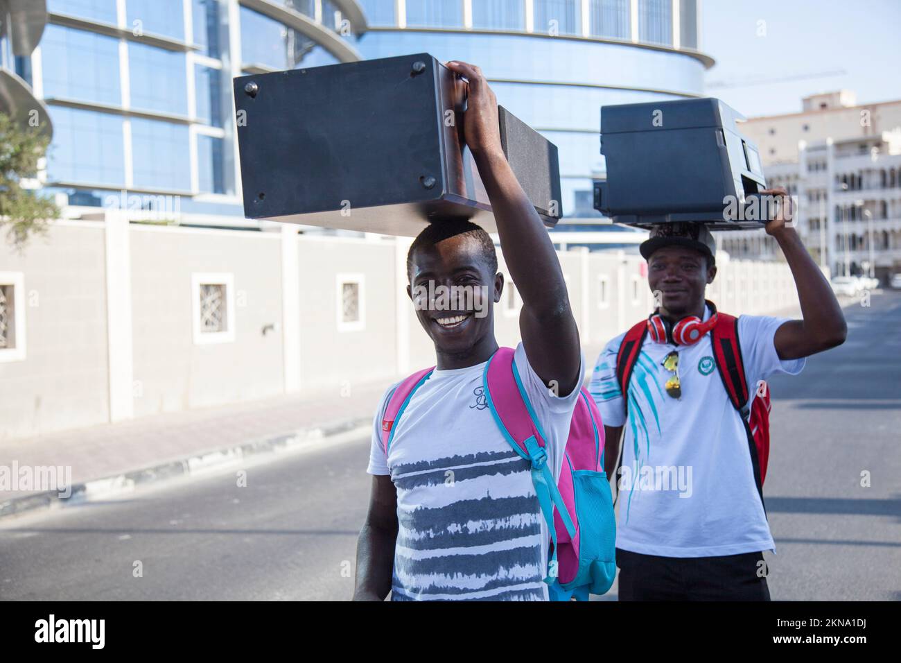 Doha, Qatar-dicembre 18,2019: Mercato dei beni di seconda mano nella parte vecchia della città dove vivono lavoratori stranieri a basso reddito. Foto Stock