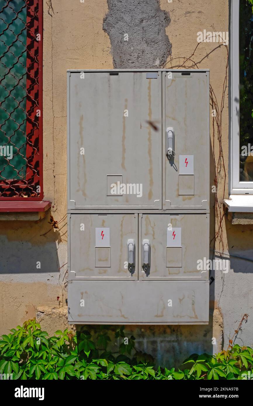Unità griglia esterna della scatola di distribuzione dell'alimentazione elettrica nel vecchio edificio Foto Stock