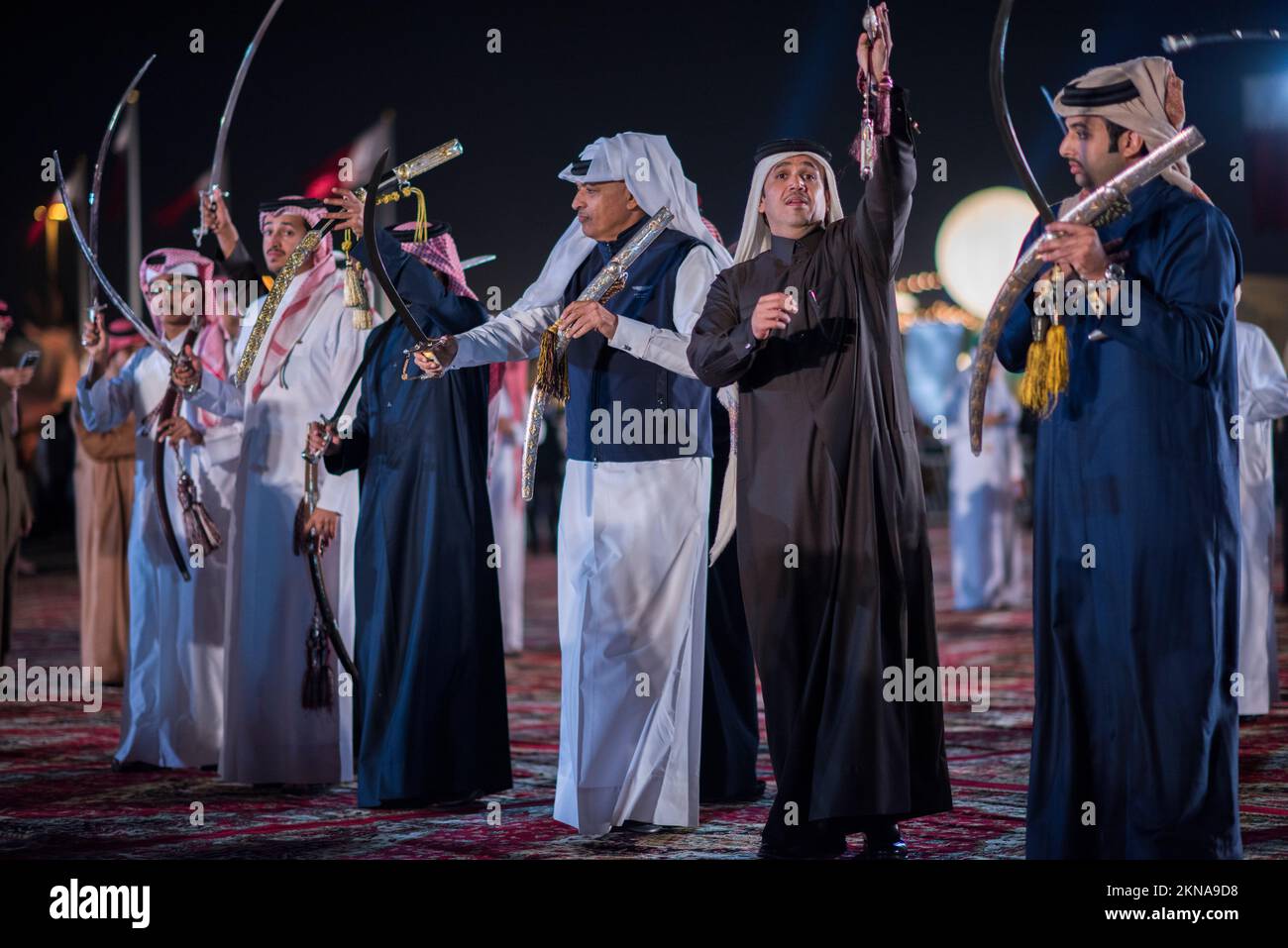 Doha, Qatar, dicembre 18,2017: La danza della spada chiamata "ardha" al DARB al Saai Grounds, organizzata per celebrare la giornata nazionale del Qatar . Foto Stock